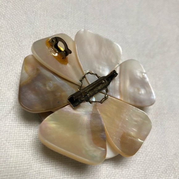 Vintage mother of Pearl flower brooch pin - Picture 5 of 8
